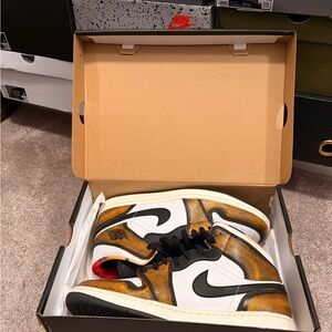 Jordan Air 1 Mid SE Men's Black and Gold Sneakers